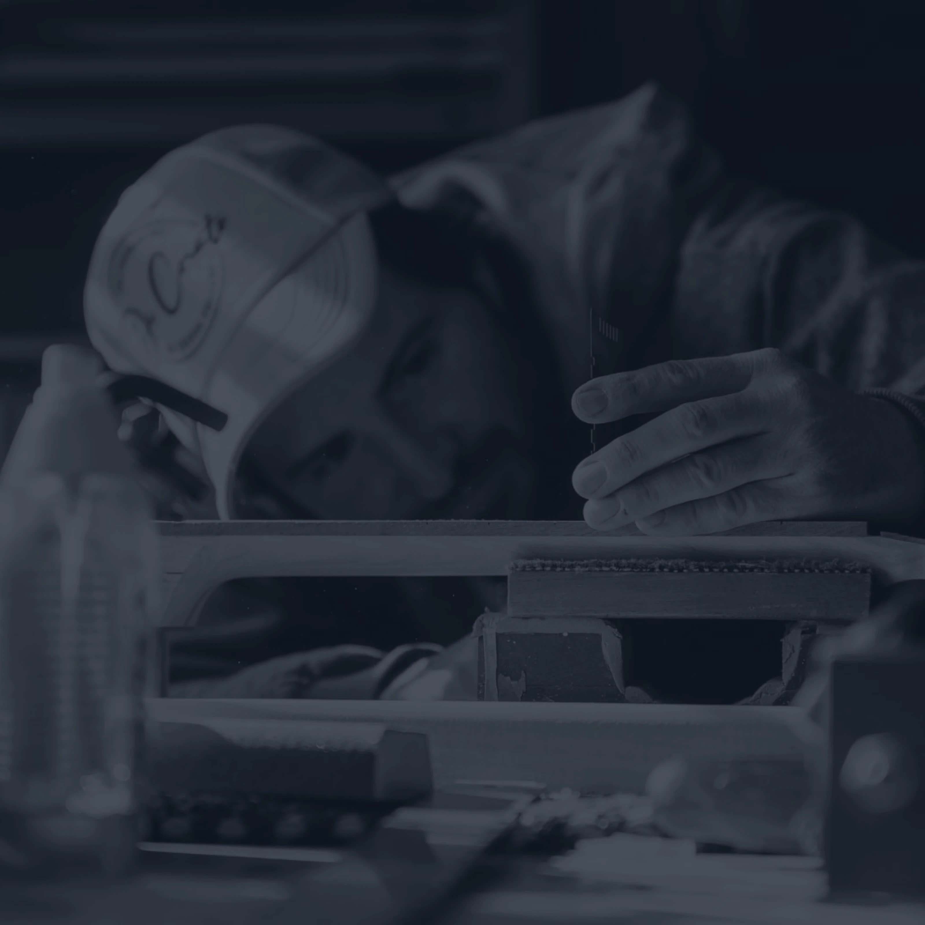 Luthier trabajando en la mesa del taller